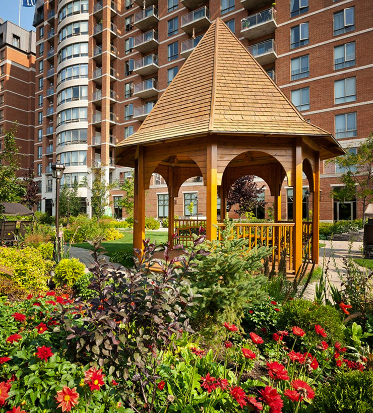 Pergola dans la cour du Lux Gouverneur Montréal